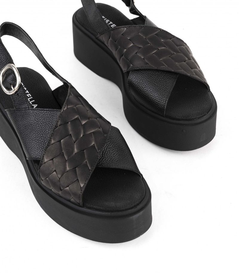 Sandalias-de-cuero-tramadas-en-negro