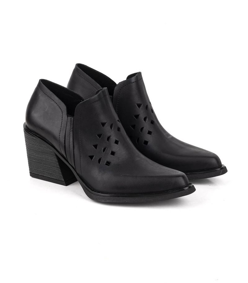 Botas-cortas-caladas-de-cuero-en-negro