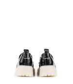 Mocasines-base-tractor-blanca-de-charol-negro