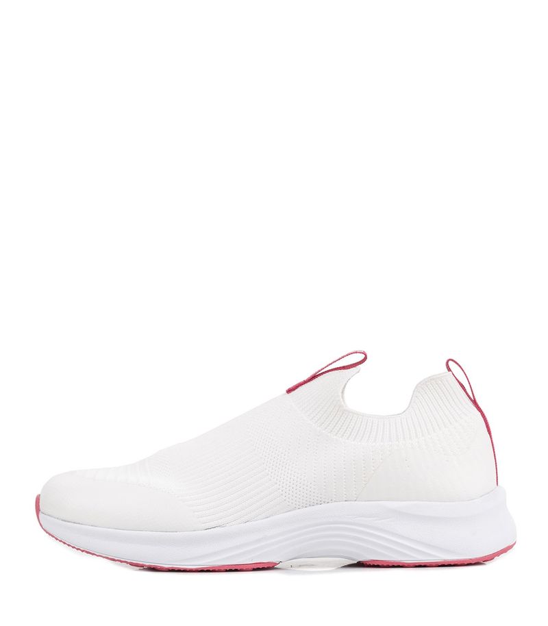 Zapatillas-urbanas-de-tela-en-blanco