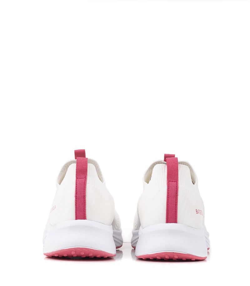 Zapatillas-urbanas-de-tela-en-blanco