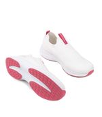 Zapatillas-urbanas-de-tela-en-blanco