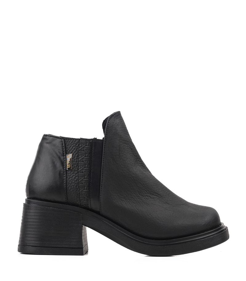 Botas-cortas-con-recortes-de-cuero-en-negro