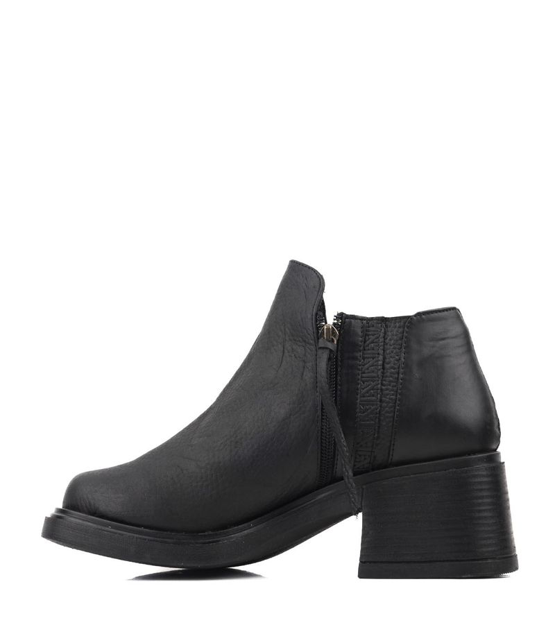 Botas-cortas-con-recortes-de-cuero-en-negro