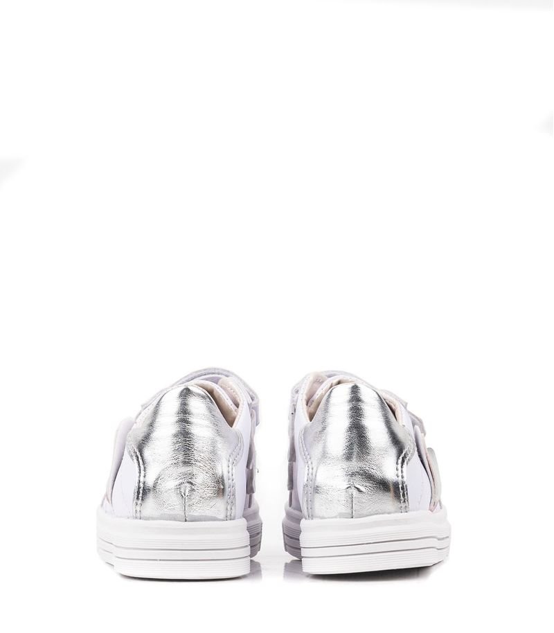 Zapatillas-de-simil-cuero-con-aplique-de-corazon-en-blanco