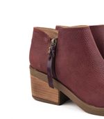 Botas-cortas-con-cintas-de-cuero-bordo