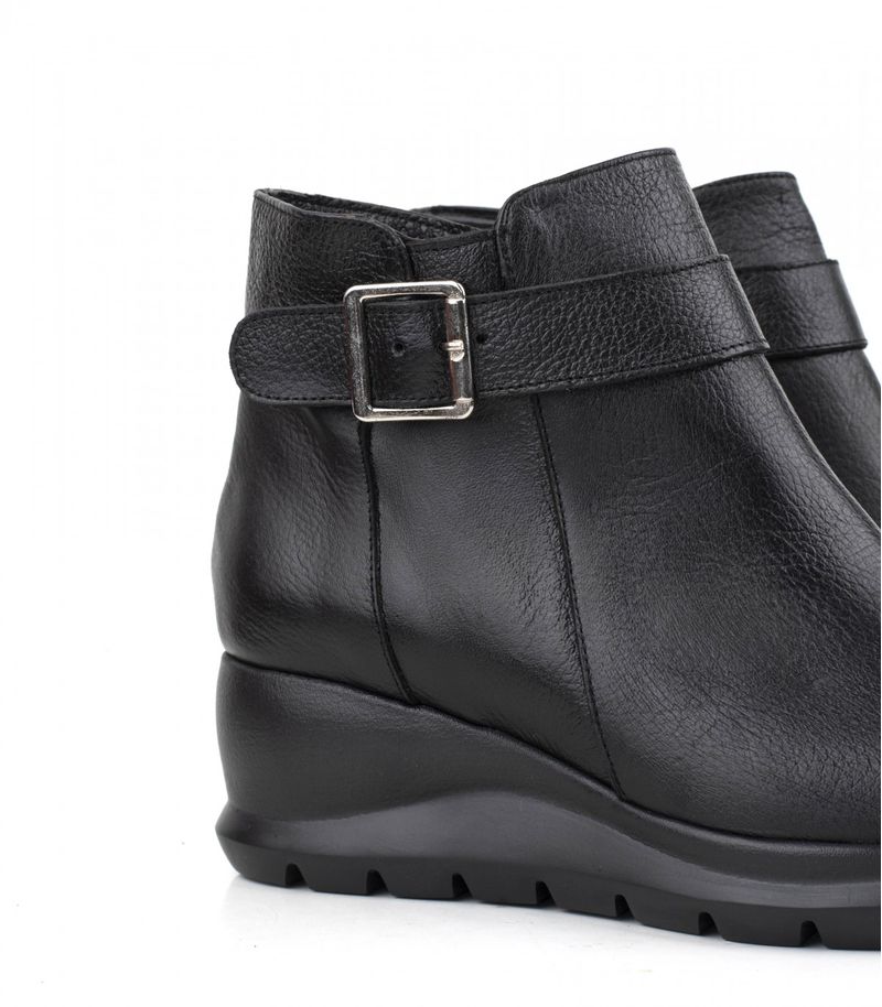 Botas-cortas-base-tractor-de-cuero-negro