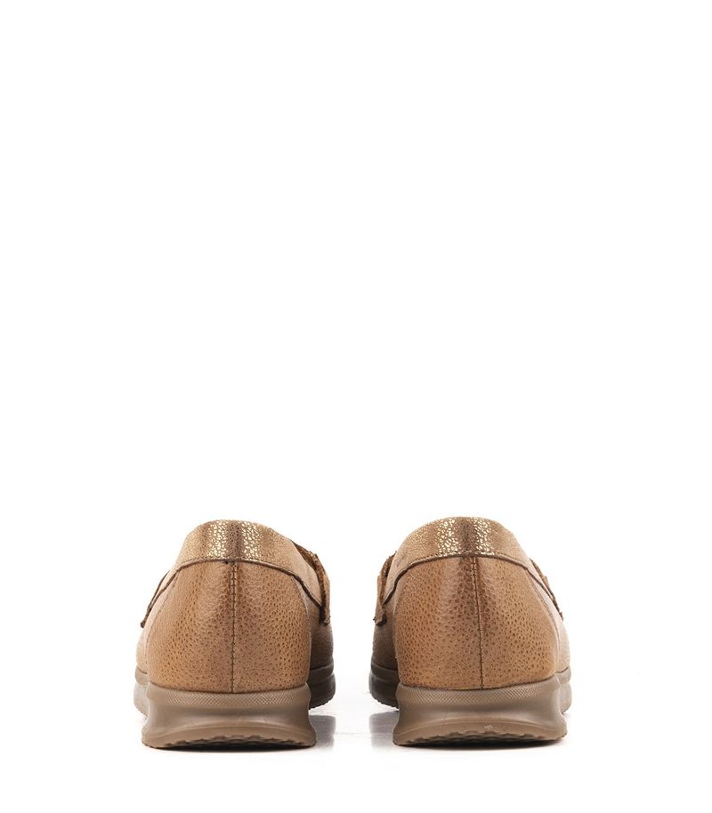 Mocasines-combinados-en-metalizado-de-cuero-camel