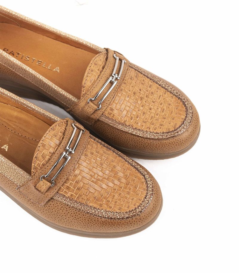 Mocasines-combinados-en-metalizado-de-cuero-camel