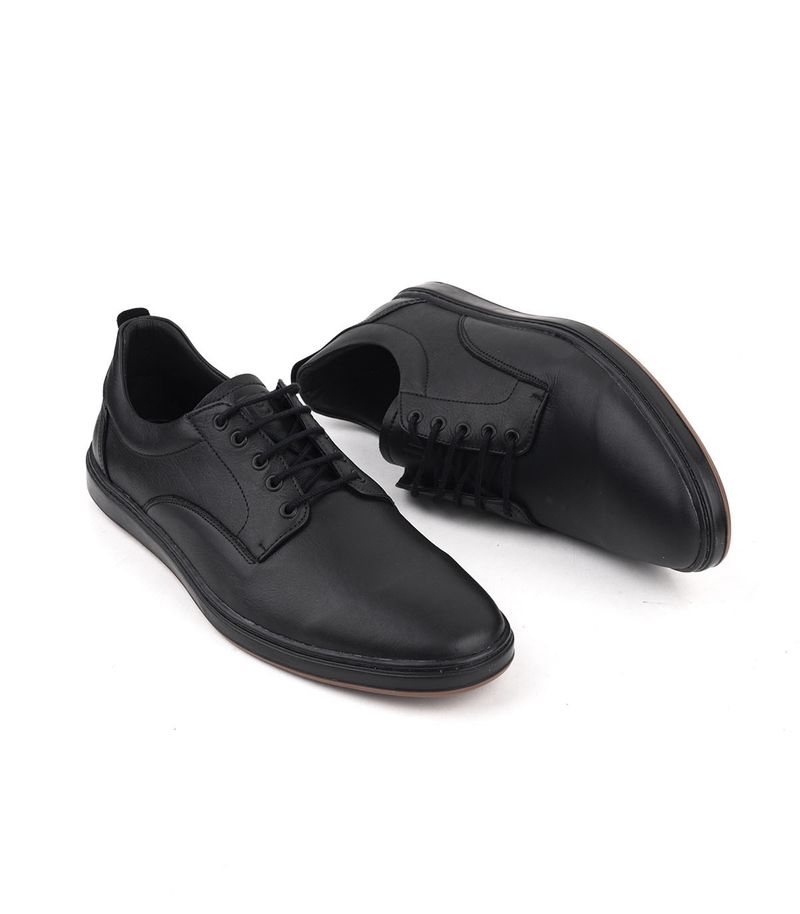 Zapatos-sport-acordonados-de-cuero-en-negro