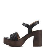 Sandalias-altas-trenzadas-de-cuero-en-negro