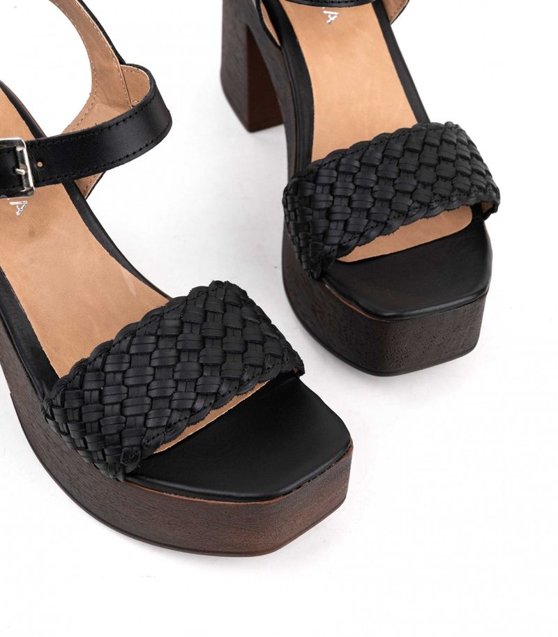 Sandalias-altas-trenzadas-de-cuero-en-negro