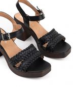 Sandalias-trenzadas-de-cuero-negro