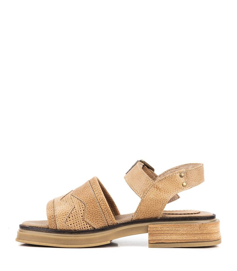 Sandalias-bajas-de-cuero-en-beige