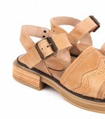 Sandalias-bajas-de-cuero-en-beige