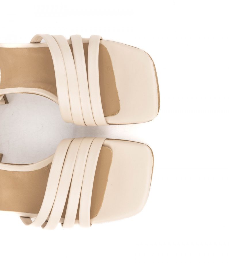 Sandalias-con-cintas-de-cuero-en-nude
