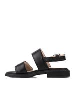 Sandalias-bajas-de-cuero-en-negro