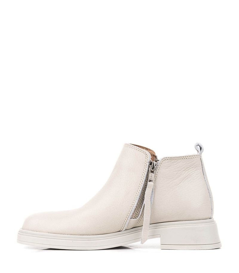 Botas-cortas-con-cintas-de-cuero-en-manteca
