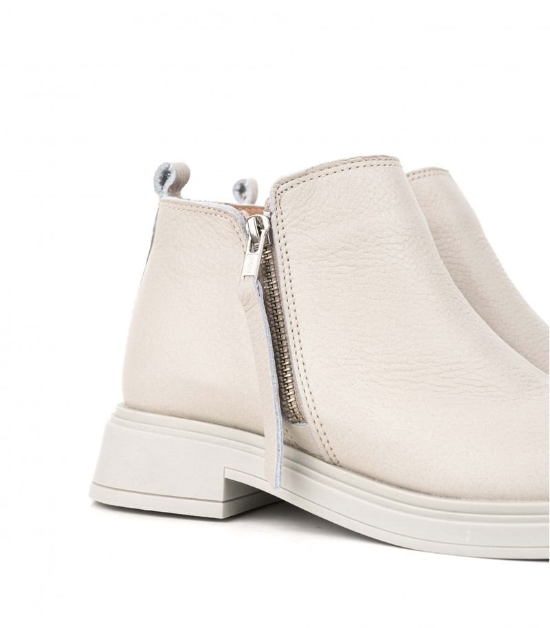 Botas-cortas-con-cintas-de-cuero-en-manteca