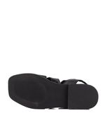 Sandalias-bajas-con-tachas-de-cuero-negro