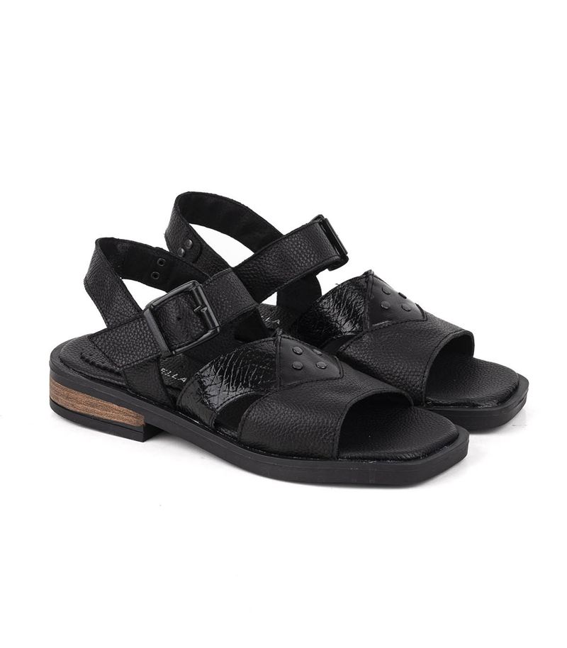 Sandalias-bajas-con-tachas-de-cuero-negro