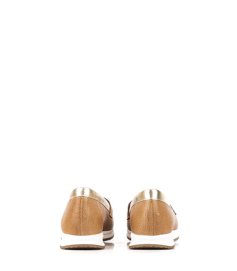 Mocasines-de-cuero-con-detalles-en-camel