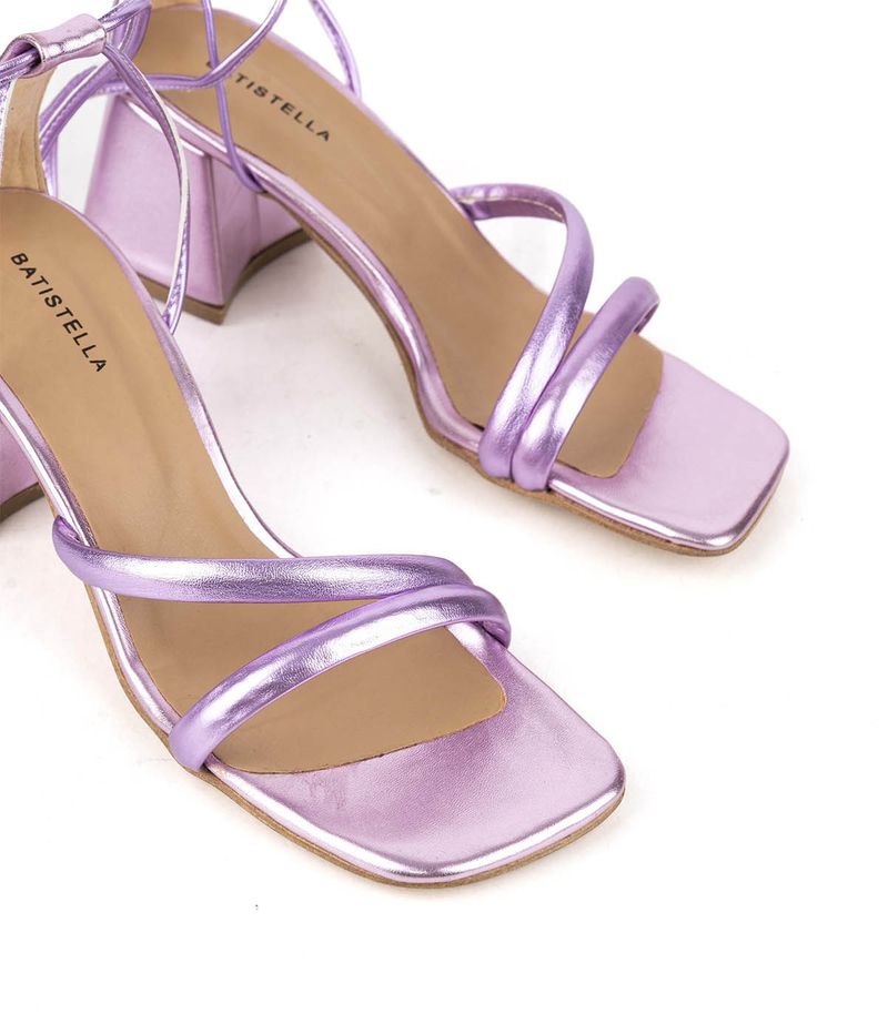 Sandalias-de-cintas-metalizada-en-rosa