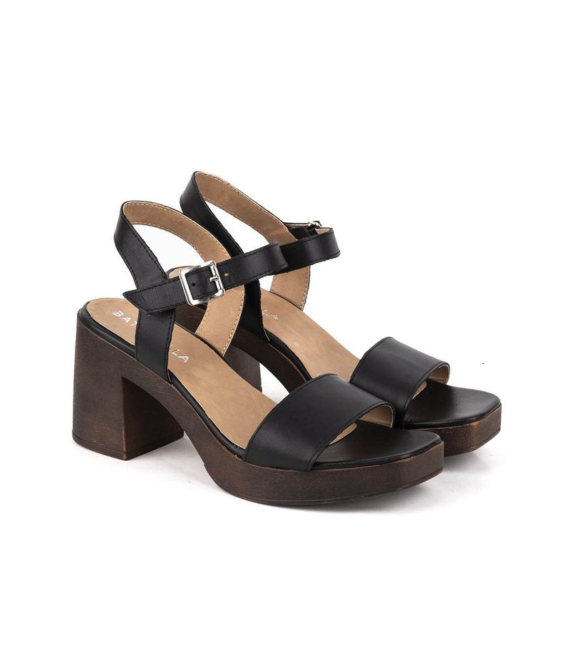 Sandalias-clasicas-de-cuero-en-negro