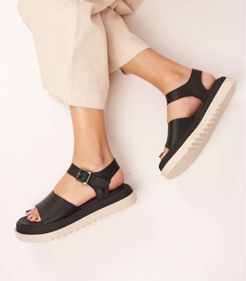 Sandalias-bajas-clasicas-de-cuero-negro