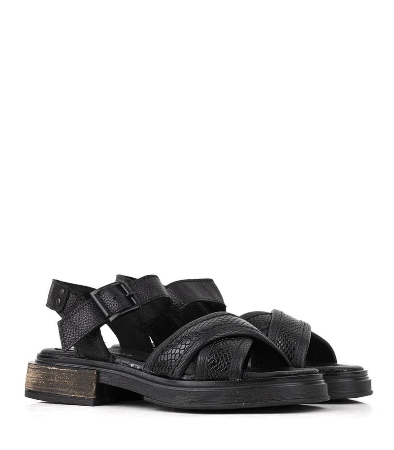 Sandalias-bajas-de-cuero-tramadas-en-negro