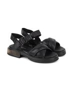 Sandalias-bajas-de-cuero-tramadas-en-negro