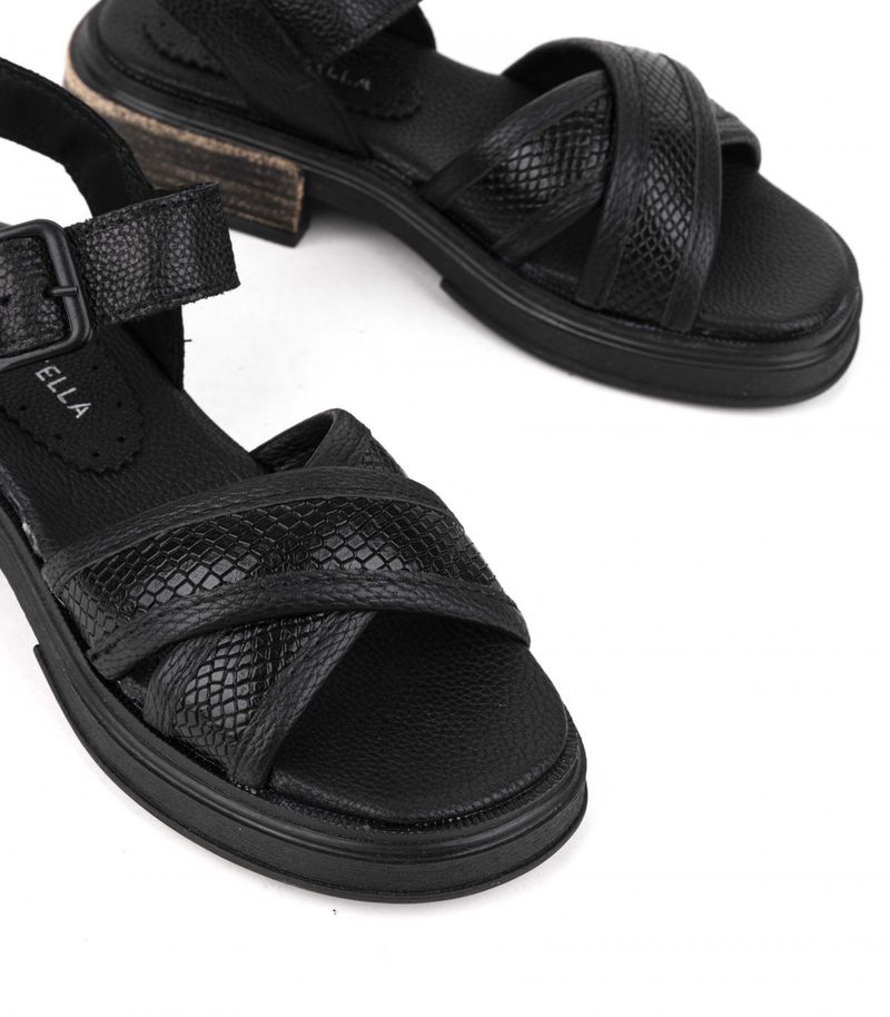 Sandalias-bajas-de-cuero-tramadas-en-negro