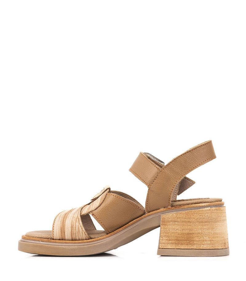 Sandalias-de-cuero-combinadas-con-tachas-en-beige