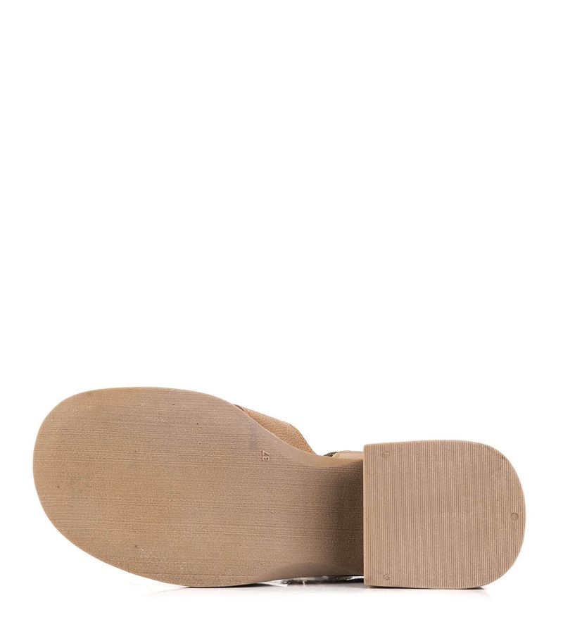 Sandalias-de-cuero-combinadas-con-tachas-en-beige