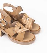 Sandalias-de-cuero-combinadas-con-tachas-en-beige