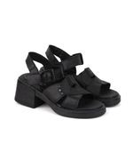 Sandalias-de-cuero-combinadas-con-tachas-en-negro