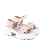 Sandalias-de-simil-con-tachas-en-rosa