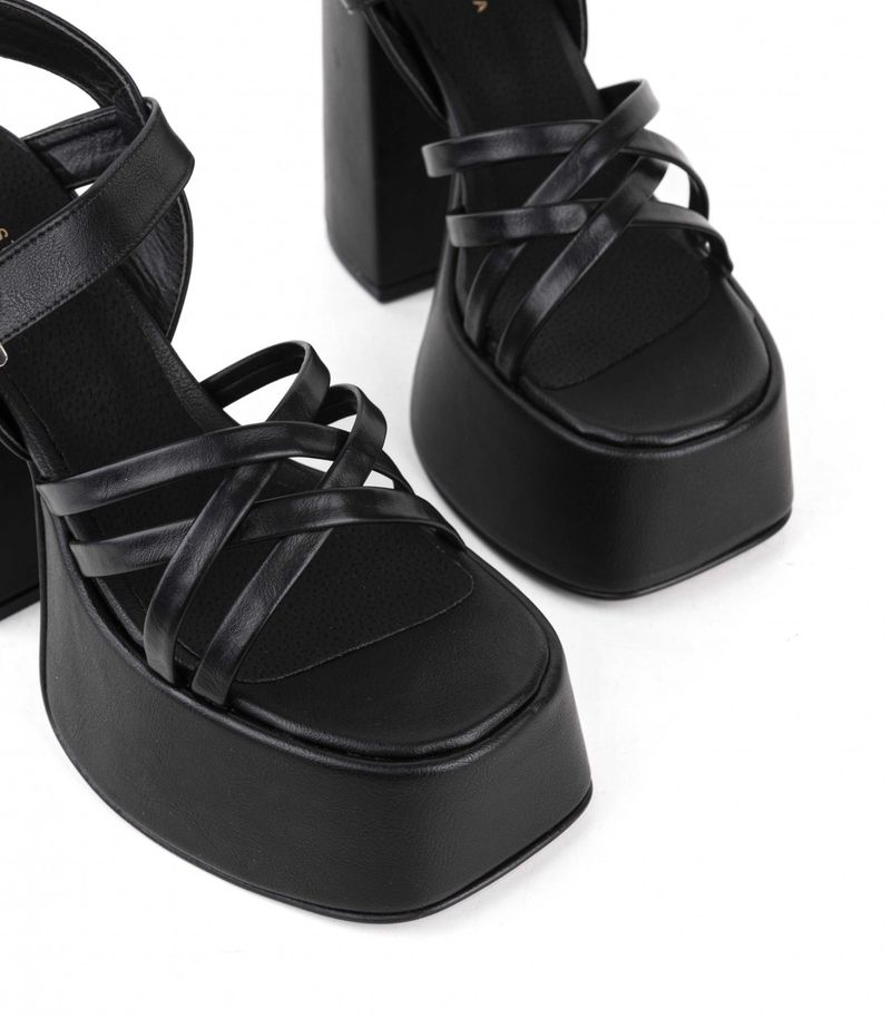 Sandalias-con-cintas-de-cuero-negro