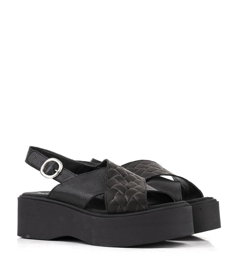 Sandalias-de-cuero-tramadas-en-negro