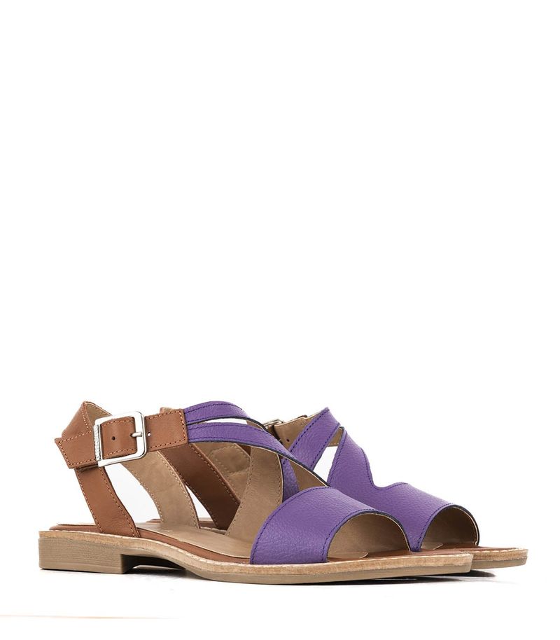 Sandalias-bajas-de-cintas-en-cuero-violeta