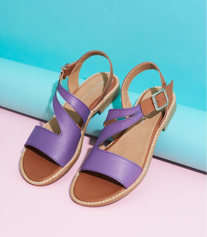 Sandalias-bajas-de-cintas-en-cuero-violeta