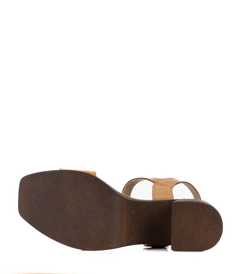 Sandalias-clasicas-de-cuero-en-suela