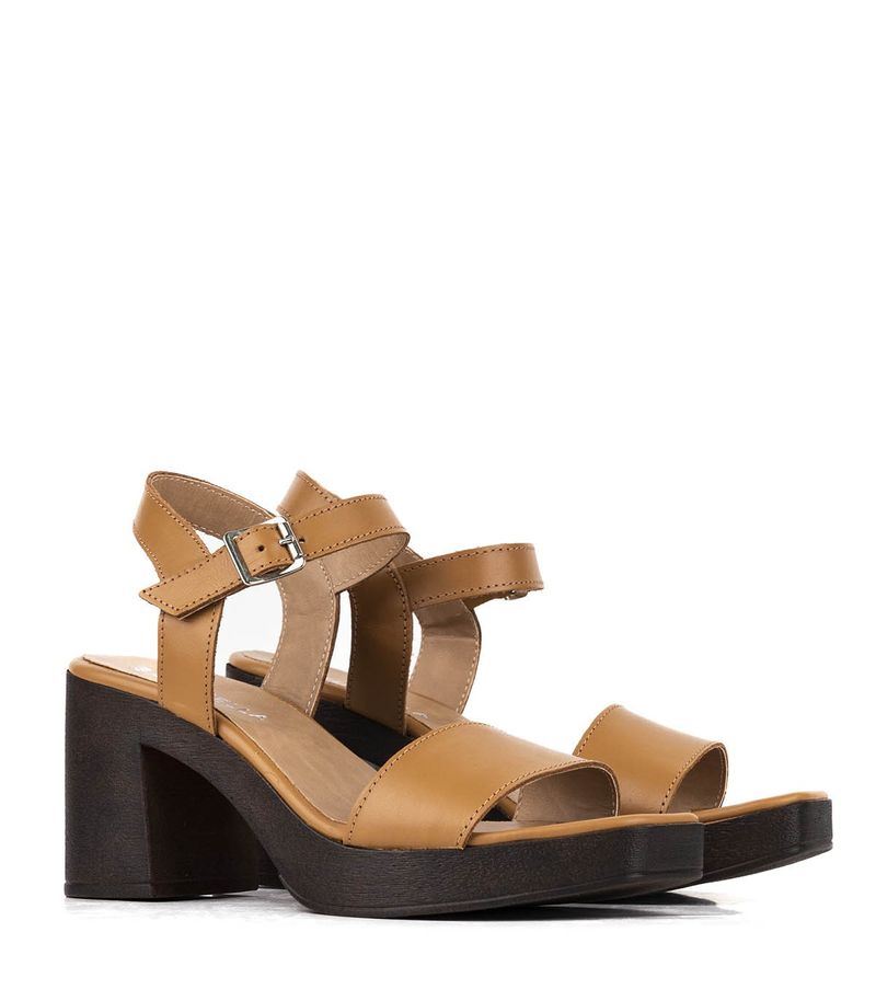 Sandalias-clasicas-de-cuero-en-suela