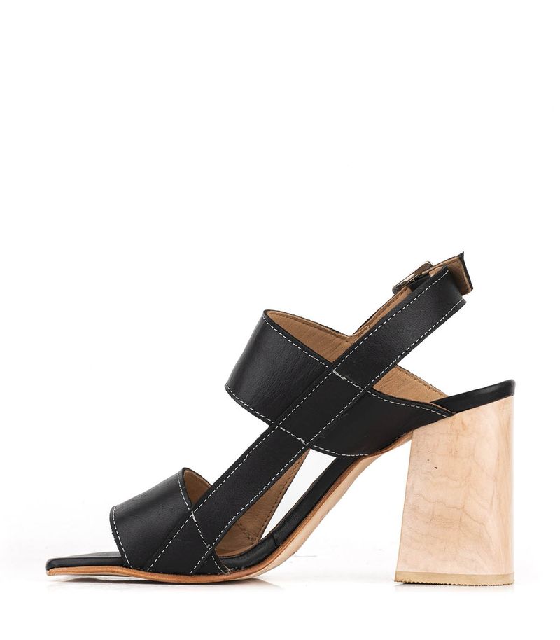 Sandalias-altas-de-cuero-en-negro