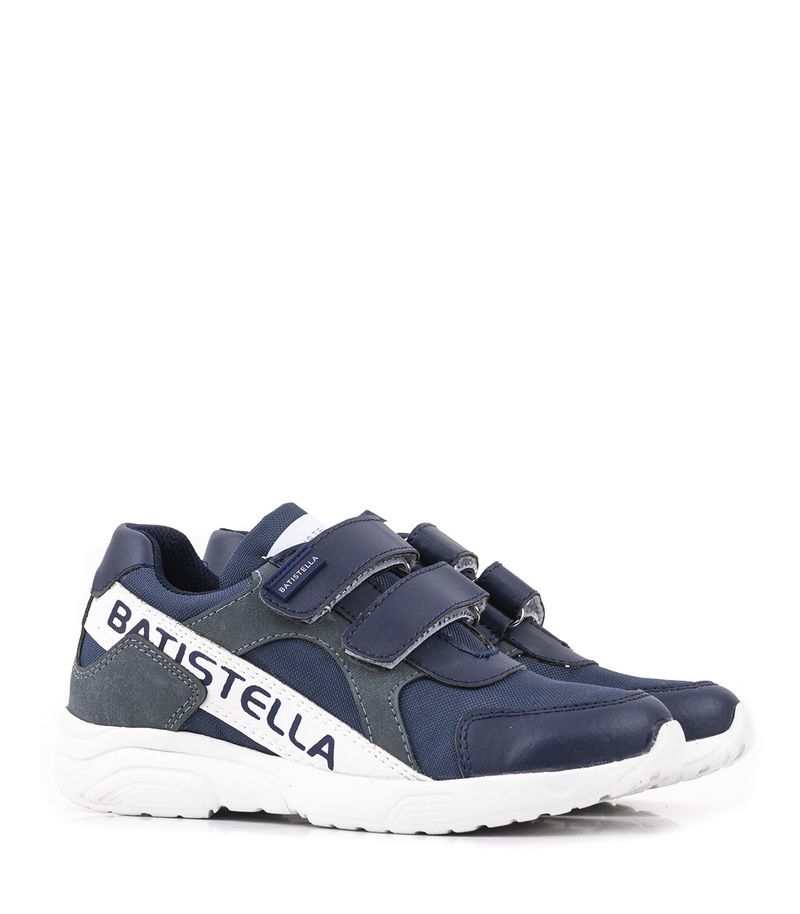 Zapatillas-estilo-deportivas-de-simil-en-azul