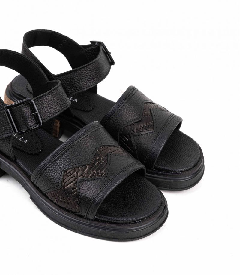 Sandalias-bajas-de-cuero-en-negro
