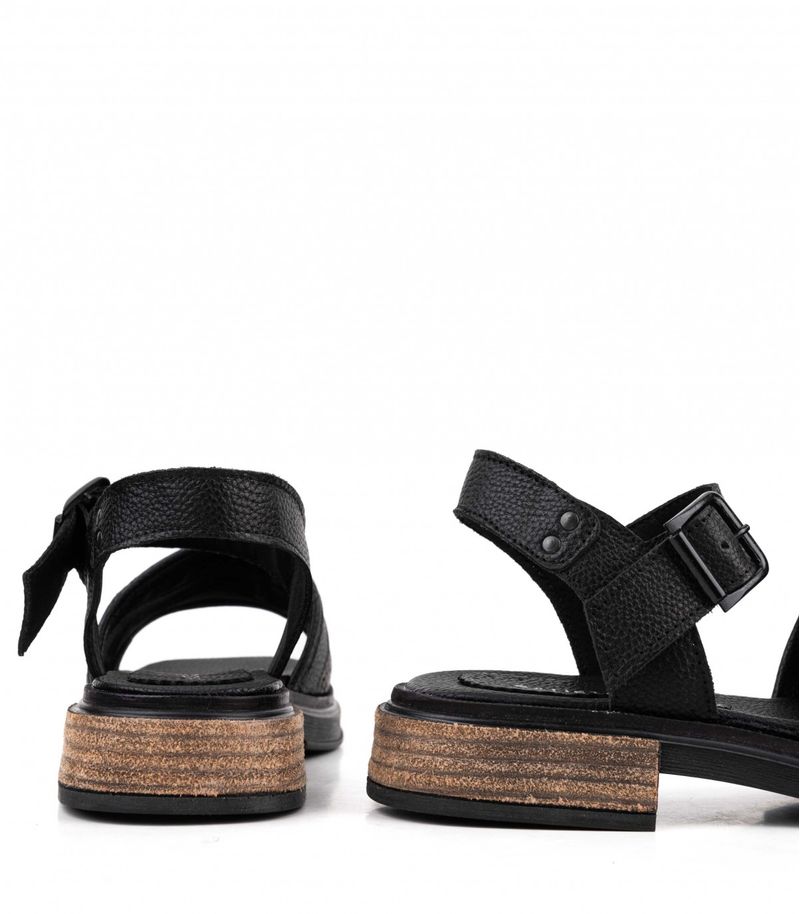 Sandalias-bajas-de-cuero-en-negro