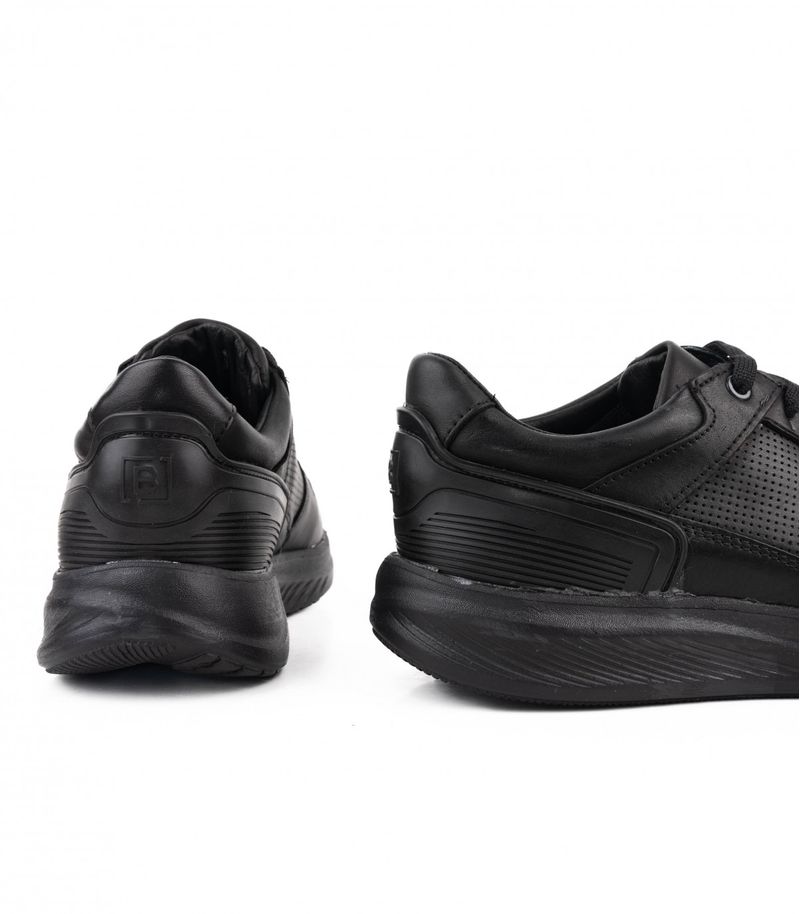 Zapatillas-urbanas-picadas-de-cuero-en-negro