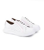 Zapatillas-urbanas-de-cuero-en-blanco-combinado