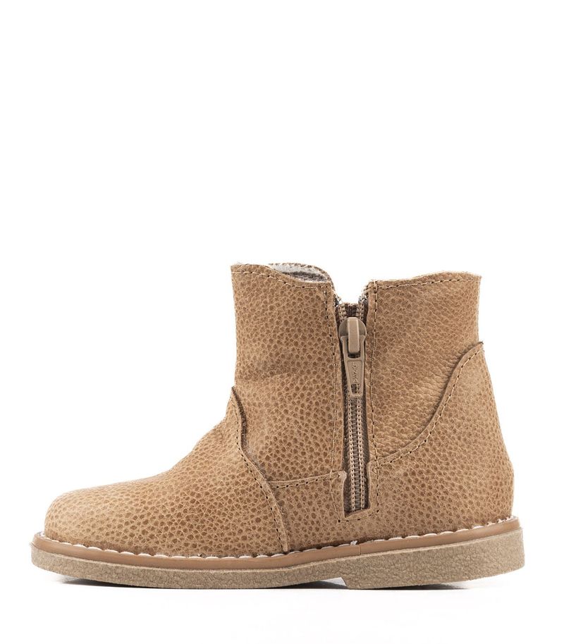 Botas-cortas-con-recortes-de-cuero-en-beige